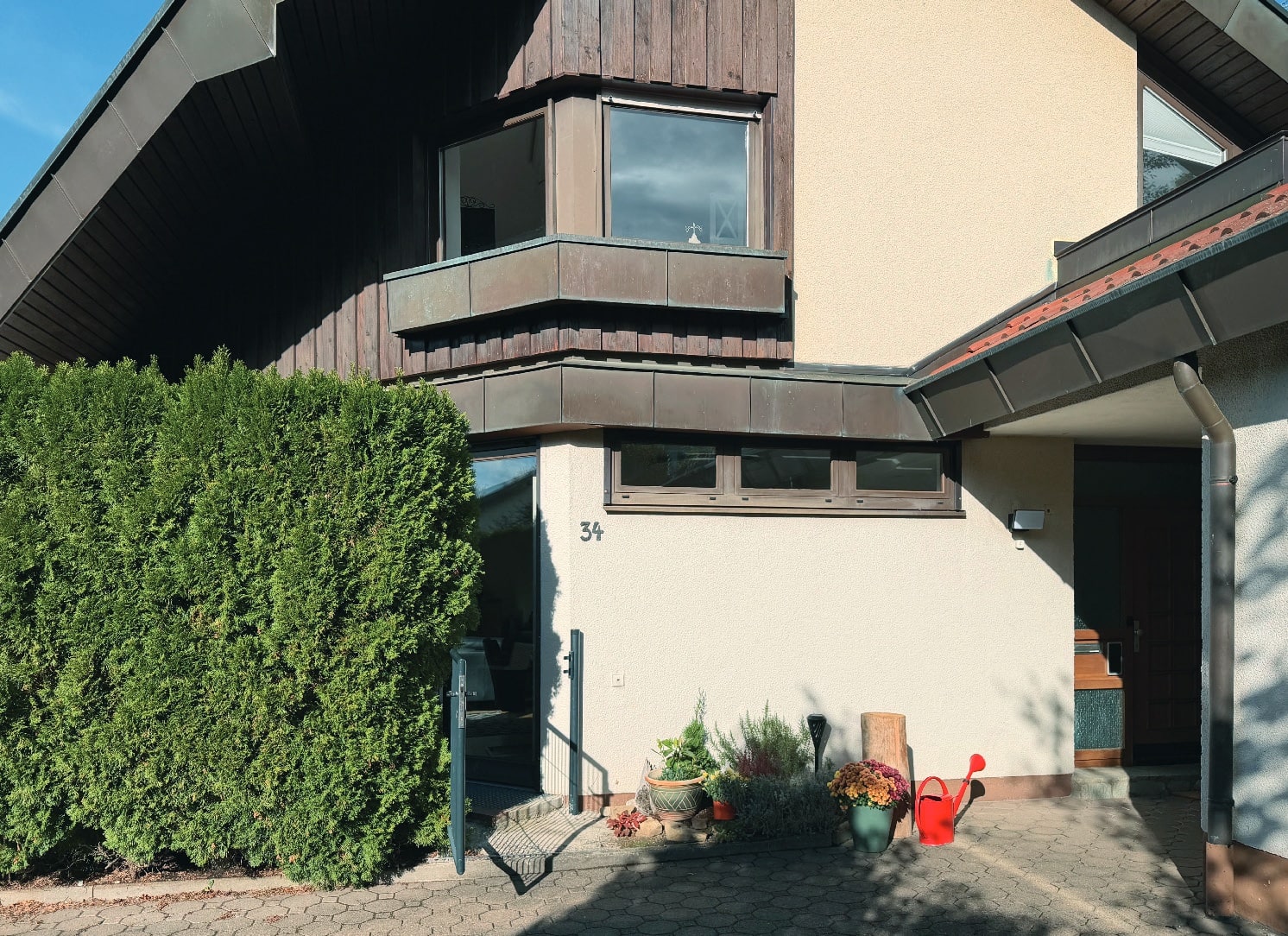 Hauseingang mit Erker und Holzverkleidung