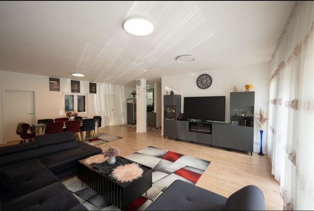 Offener Wohn- und Essbereich der Wohnung